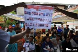 Petugas melakukan perhitungan kartu suara pada pemilu legislatif 2014 di sebuah TPS di DKI Jakarta, 9 April 2014. (Foto: dok).