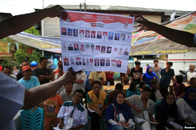Petugas melakukan perhitungan kartu suara pada pemilu legislatif 2014 di sebuah TPS di DKI Jakarta, 9 April 2014. (Foto: dok).