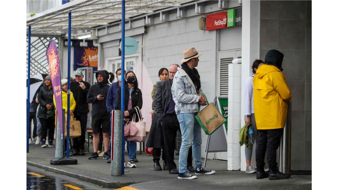 Para pelanggan antre saat akan berbelanja di sebuah supermarket di Auckland, Selandia Baru, 17 Agustus 2021.