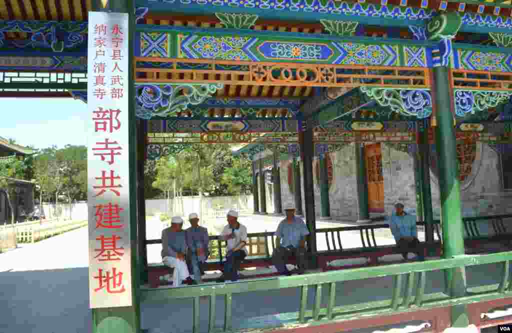 Namaza giden Huiler komşularıyla sohbet ediyor. Na Jia Hu Camisi&#39;nin en sık ziyaret&ccedil;isi yerel halk. Stephanie Ho/VOA)