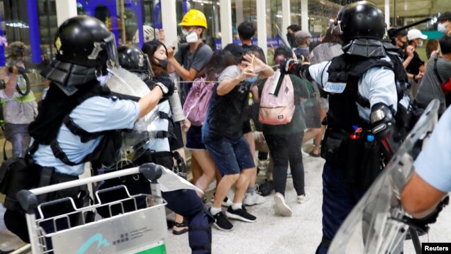 香港当地时间星期二(8月13日)深夜，防爆警察冲进香港国际机场与示威者发生冲突