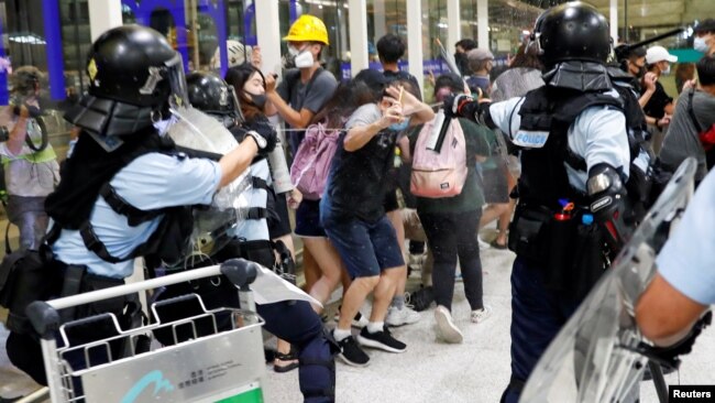 香港当地时间星期二(8月13日)深夜,防爆警察冲进香港国际机场与示威者发生冲突
