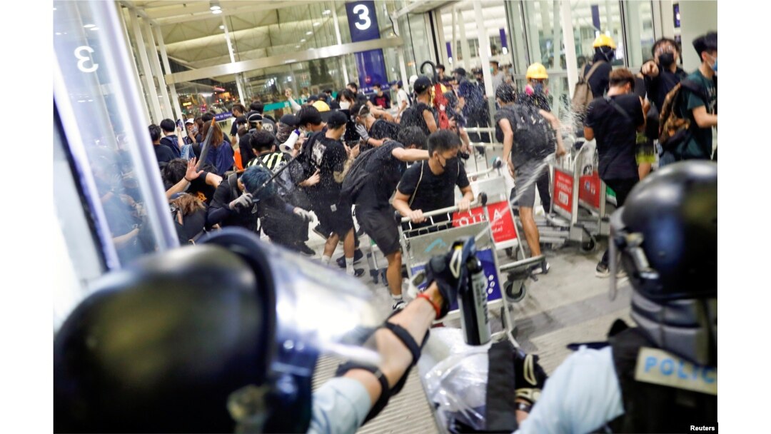 Policija koristi biber sprej protiv demonstranata na aerodromu u Hong Kongu, 14. avgusta 2019.