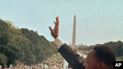 Onbinler Martin Luther King'in Konuşmasını Anıyor 