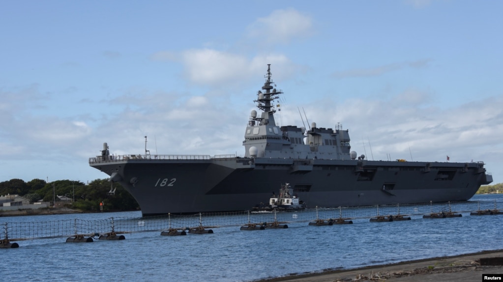 资料照片：日本海上自卫队“伊势”号直升机驱逐舰抵达美国夏威夷珍珠港-希卡姆联合基地，准备参加“环太平洋”军事演习。(2018年6月26日)(photo:VOA)