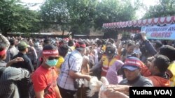 Ribuan warga mengantri pembagian ayam hidup secara gratis, di pasar Jongke, Solo, Rabu, 26 September 2018. (Foto: VOA/Yudha)