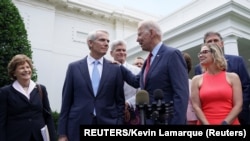 Presidente Joe Biden fala com o senador republicano Rob Portman na Casa Branca, 24 de Junho de 2021