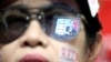 Hasil perolehan pemilu Thailand terpantul dari kacamata yang dikenakan oleh seorang pendukung partai Pheu Thai di Bangkok, Thailand, 24 Maret 2019. (Foto: dok).