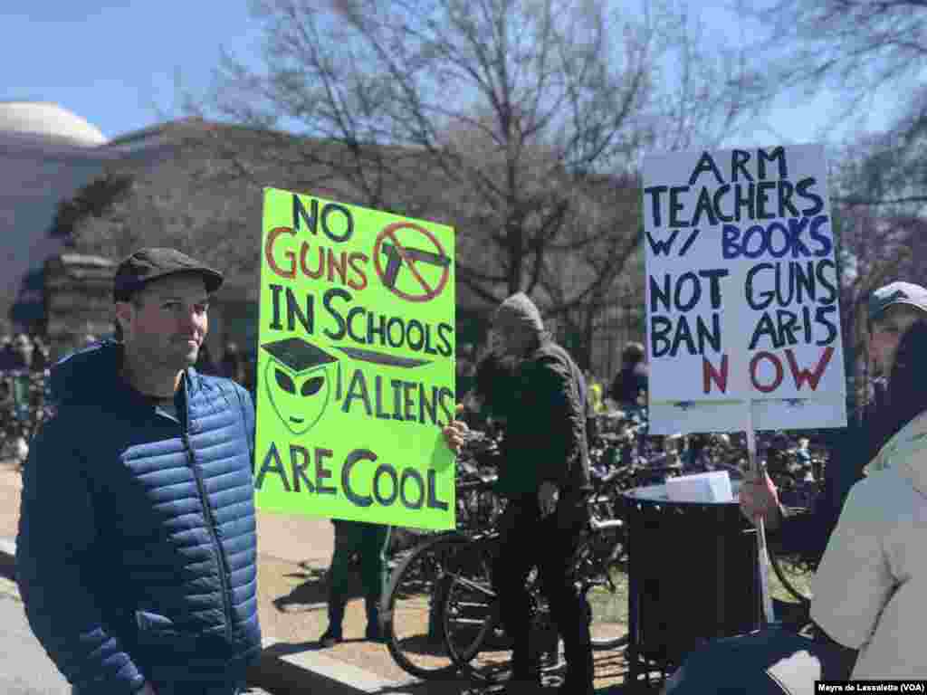 Cartazes dizem não às armas nas escolas, Washington DC