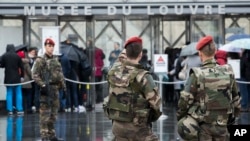 Des soldats français en patrouille au musée du Louvre, Paris, rouvert samedi 4 février 2017, moins de 24 heures après une attaque terroriste.