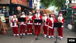 Ban nhạc Santa Claus trình diễn trên con đường mang tên Tổng Giám mục Nguyễn Văn Bình, bên cạnh Bưu Điện TPHCM vào dịp Giáng Sinh 2017.