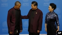美國總統奧巴馬（左）出席亞太經合組織峰會，與中國國家主席習近平及夫人會面。
