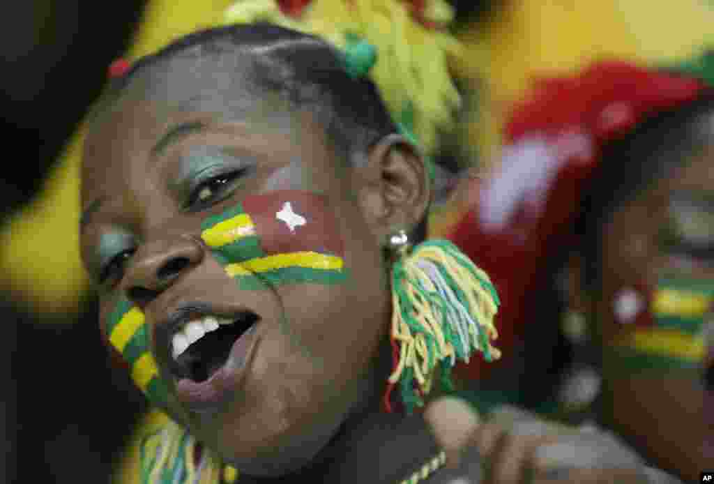 La&nbsp;bonne humeur d&#39;une togolaise lors d&#39;un match de football entre le Congo et le Togo, à Port-Gentil, Gabon, le 24 janvier 2017.