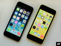 iPhone 5S (左), iPhone 5c (右), 2013年9月17日