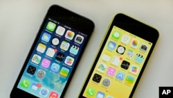 iPhone 5S (trái) và iPhone 5C
