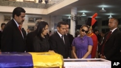 Visoki zvaničnici Venecuele i Perua kraj odra na kome je izloženo telo venecuelanskog predsednika Uga Čavesa