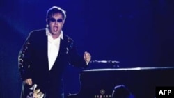 Elton John Baba Oldu