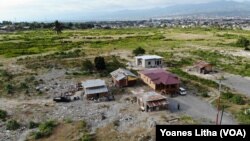 Bangunan rumah warga yang baru didirikan di zona rawan bencana likuifaksi di Kelurahan Balaroa, Palu Barat, Kota Palu Sulawesi Tengah, 25 Juli 2019. (Foto: VOA/Yoanes Litha)