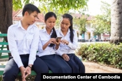 FILE: A group of youth look at the new website about Khmer Rouge on smartphone. (Photo: Ouch Makara/Documentation Center of Cambodia)