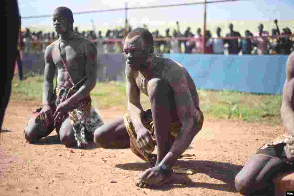 Mundari wrestlers kneel during the "Wrestling for Peace" tournament at Juba Stadium in South Sudan's capital, April 16, 2016. (J. Patinkin/VOA)