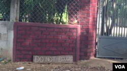 A sign in English says “Do Not Disturb” outside of Meas Muth's home in Samlot district, Battambang province, August 12, 2015. (Photo: Sok Khemara/VOA Khmer)