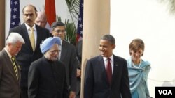 Presiden AS Barack Obama dan PM India Manmohan Singh berjalan bersama sebelum konferensi pers di Hyderabad House, New Delhi, India.