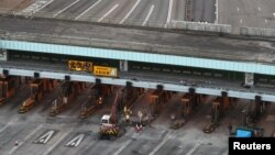 홍콩이공대학 인근 크로스 하버 터널(Cross-Harbour Tunnel)에서 인부들이 공사를 하고 있다. 