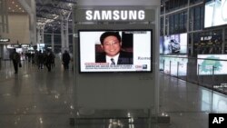မြောက်ကိုရီးယားက ထောင်ချခဲ့တဲ့ ကိုရီးယားနွယ်ဖွား အမေရိကန်နိုင်ငံသား Kenneth Bae သတင်း ရုပ်မြင်သံကြားမှာ ပြသနေစဉ်။