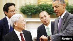 Tổng bí thư Việt Nam Nguyễn Phú Trọng trong cuộc gặp với Tổng thống Barack Obama tại Phòng Bầu dục ở Nhà Trắng. 