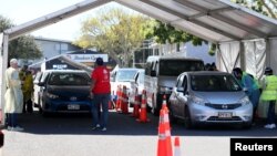 Ljudi čekaju u automobilima na vakcinaciju protiv Covida tokom jednodnevnog "Vaxathona" u Aucklandu, Novi Zeland, 16. oktobar 2021. godine.