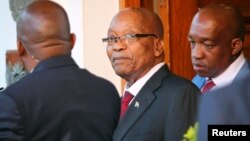 ປະທານາທິບໍດີ ເຈຄັອບ ຊູມາ "Jacob Zuma" ເດີນທາງອອກຈາກຫ້ອງການປະທານາທິບໍດີ ທີ່ສະພາແຫ່ງຊາດໃນນະຄອນຫຼວງ ເຄບ ທາວນ໌ "Cape Town," ປະເທດ ອາຟຣິກາໃຕ້. 7 ກຸມພາ, 2018. 