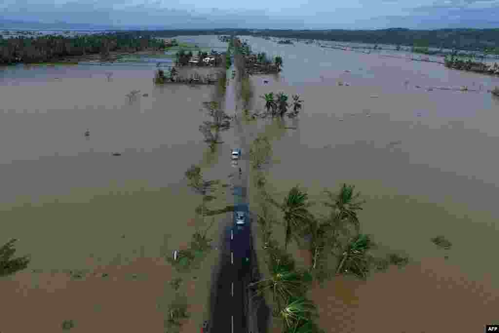 Foto yang dibuat dari udara ini manampilkan jalan raya yang tergenang banjir pasca dilanda topan Nock-Ten yang menghantam Polangui, provinsi Albay, Filipina.