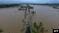 Foto yang diambil dari udara ini menampilkan gambar jalan besar yang tergenang banjir pasca hantaman badai Nock-Ten yang melanda kawasan Polangui, provinsi Albay, Filipina, 26 Desember 2016 (AFP PHOTO / CHARISM SAYAT).