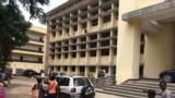 Quelques étudiants devant un bâtiment de l’université Marien Ngouabi à Brazzaville, Congo, 19 janvier 2017. (VOA/Ngouela Ngoussou)