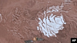 Le rendu d'un artiste du lac souterrain découvert sur Mars. (Davide Coero Borga/INAF/ESA via AP)