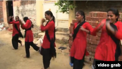 Pasukan merah di India untuk melawan kekerasan seksual. (VOA)