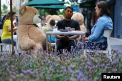 Boneka beruang ikut duduk di kursi-kursi restoran sebagai langkah jaga jarak sosial di Jaso Bakery, Mexico City, saat restoran kembali buka di tengah pandemi, 23 Juli, 2020.