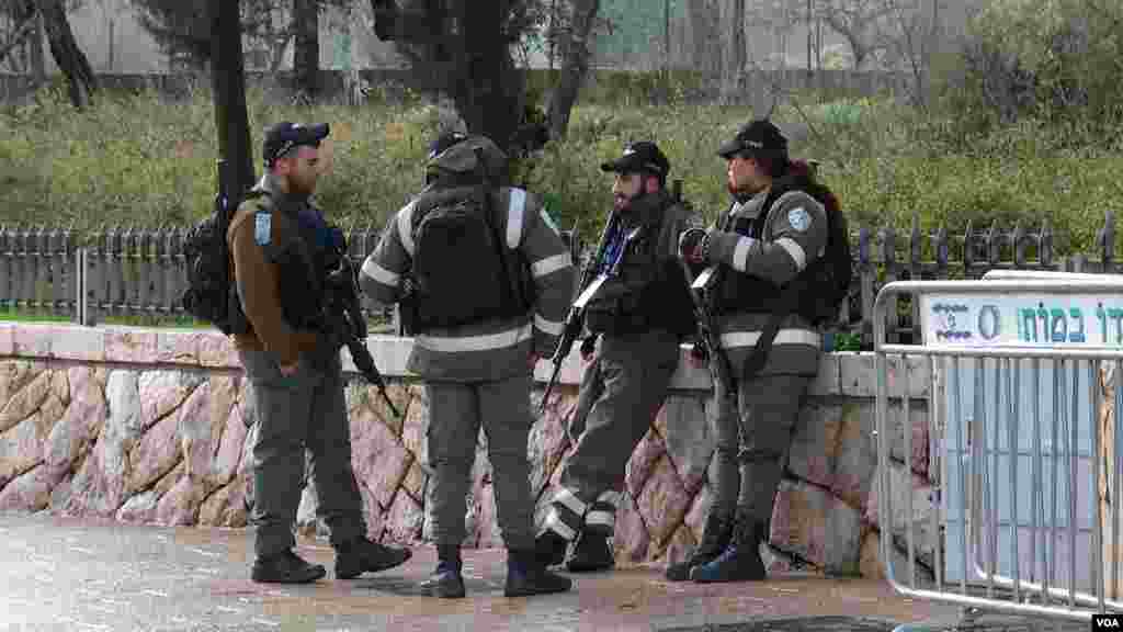 تدارکات امنیتی قبل از برگزاری نشست جهانی هولوکاست با حضور بیش از چهل رهبر جهان در اورشلیم. این بزرگترین نشست در چنین سطحی در شهر اورشلیم اسرائیل است.