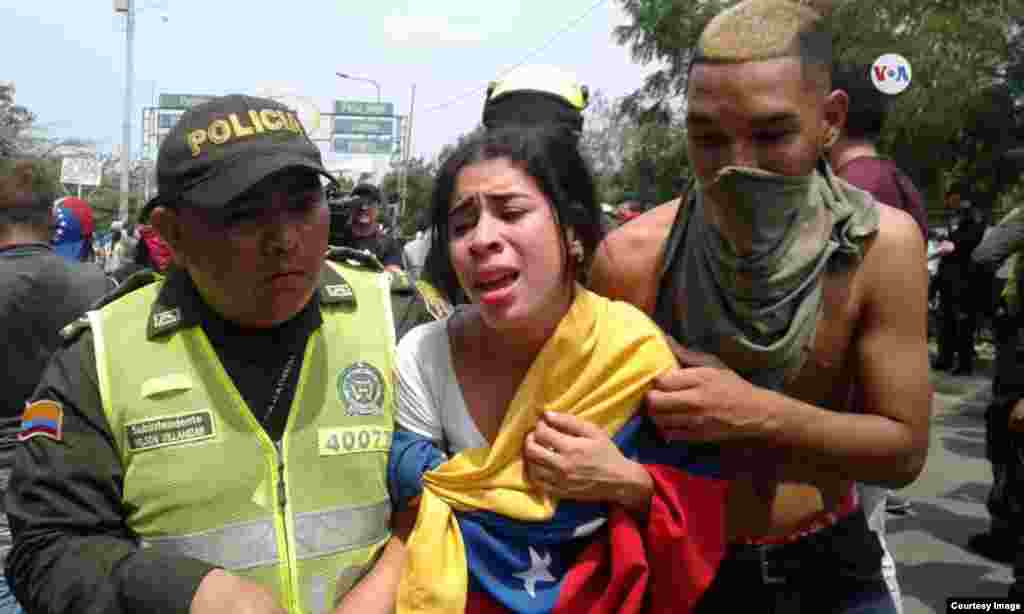 El gobierno en disputa de Nicolás Maduro bloqueó el paso de la entrada de la ayuda humanitaria a su país, usando la fuerza para impedirlo, según manifestantes y autoridades colombianas.