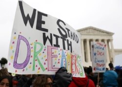 12일 ‘불법체류 청년 추방유예(DACAㆍ다카)’ 제도에 대한 심리가 열리는 미 대법원 앞에서 이민단체 관계자들이 시위를 하고 있다.