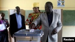Morgani Tsvangirai, primeiro-ministro e líder do MDC exercendo o direito de voto durante o referendo do passado fim-de-semana no Zimbabué