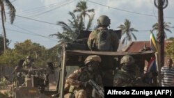 Uma caravana militar das Forças de Defesa da África do Sul patrulha Pemba, 5 de Agosto 2021