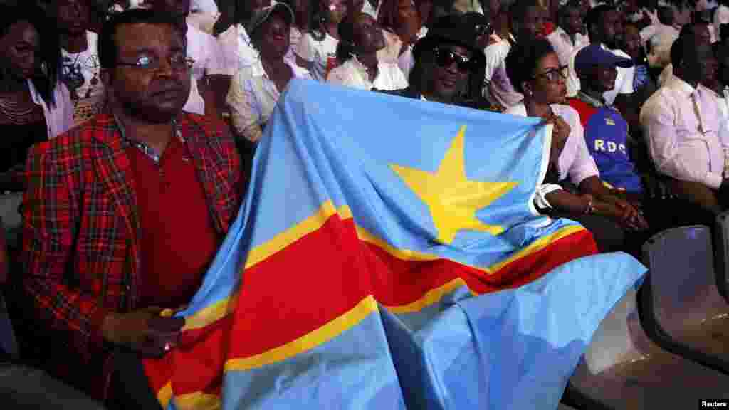 Un fan du musicien congolais Papa Wemba, avec le drapeau Ivoiriens à Abidjan, le 27 avril 2016.