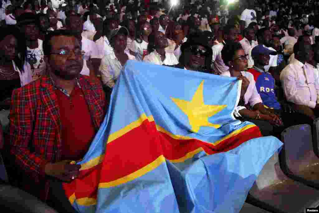 MERCREDI. Des milliers de Congolais ont rendu un dernier hommage à leur idole, le chanteur Papa Wemba, lors d'une messe en la cathédrale de Kinshasa avant son inhumation dans la périphérie de la capitale. LIRE L'ARTICLE ICI.