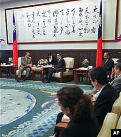 台湾总统马英九接见来访的美中经济与安全审议委员会成员