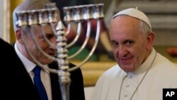 El primer ministro israelí, Benjamín Netanyahu, visitó al Papa Francisco con quien conversó de las negociaciones para conseguir la paz con Palestina.
