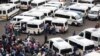 Des bus sont stationnés dans une gare routière à Johannesburg, Afrique du Sud, le 25 mars 2020. (Photo REUTERS/Siphiwe Sibeko)