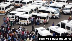 Des bus sont stationnés dans une gare routière à Johannesburg, Afrique du Sud, le 25 mars 2020. (Photo REUTERS/Siphiwe Sibeko)