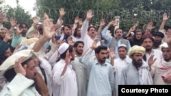 بے گھر ہونے والے قبائلی پشاور پریس کلب کے سامنے احتجاج کر رہے ہیں 8 اکتوبر 2018