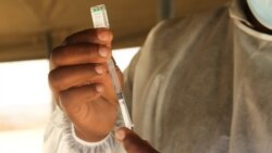 A Zimbabwe health official prepares to vaccinate a citizen on Nov. 16, 2021 at Wilkins Hospital in Harare (VOA/Columbus Mavhunga)